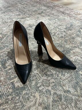 Saks Fifth Avenue Black Leather Pointed Toe Pumps with Sculpted Heel